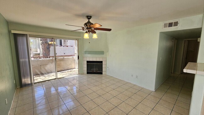 Building Photo - Cute Condo close to the Strip!!!