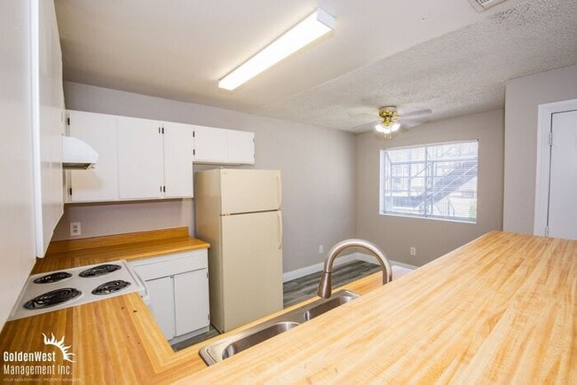 Building Photo - Beautifully Updated 2Bdm 1Ba Unit in a Gat...