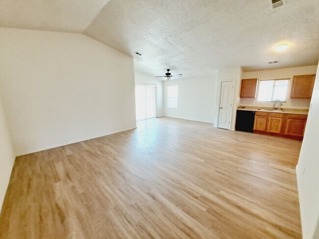 Building Photo - Cute 3 bed 2 bath home