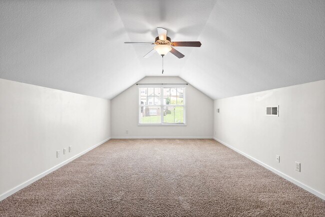 Building Photo - 3 Bedroom 2 Bath Pet Friendly Home For Rent Near Post!