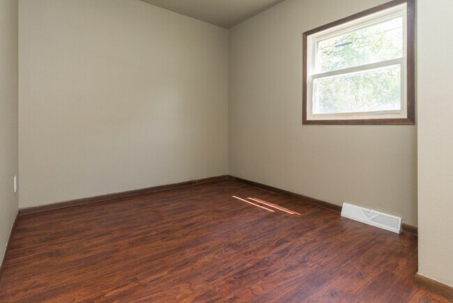 Building Photo - 2 Bedroom 1 Bath - Pyramid Properties!!