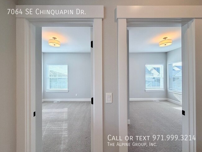 Building Photo - 7064 SE Chinquapin Dr