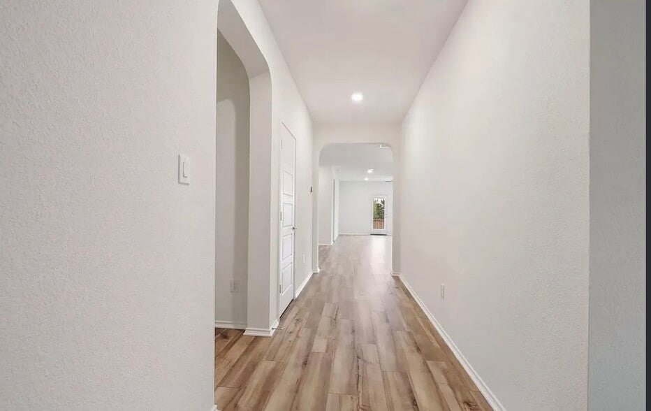 Building Photo - 100 Jarbridge Dr