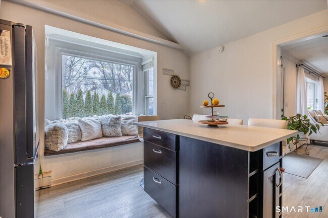 Building Photo - 56 Linden St