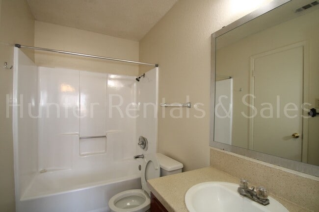 Building Photo - Charming Two-Bedroom Townhome with Fireplace