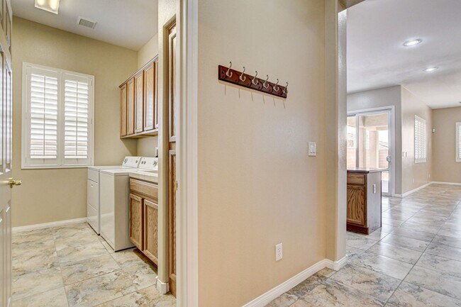 Building Photo - 4 Bedroom Single Story in Mountains Edge