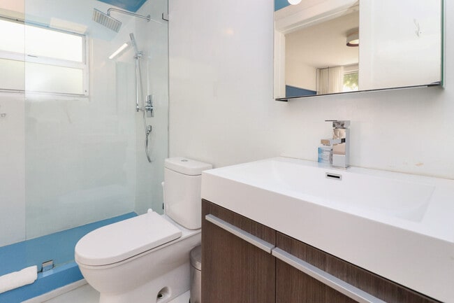 Building Photo - 250 Collins Ave