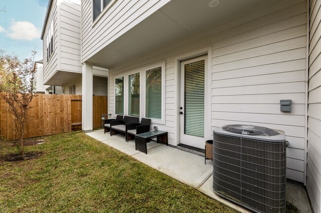 Building Photo - 5725 White Magnolia St.