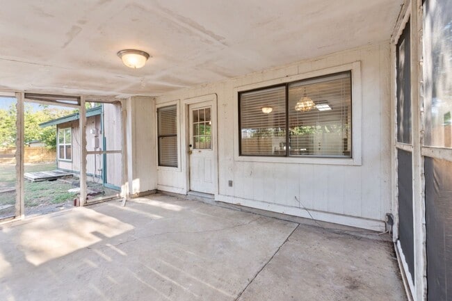 Building Photo - Bright and Inviting 3-Bedroom with Private...