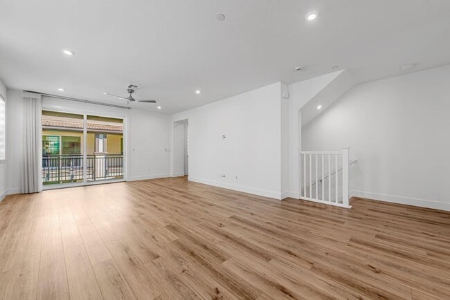 Building Photo - 923 Loyola Ln