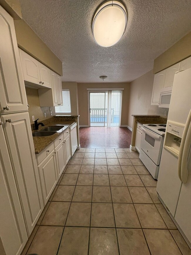 Building Photo - Move in ready 1/1 apartment