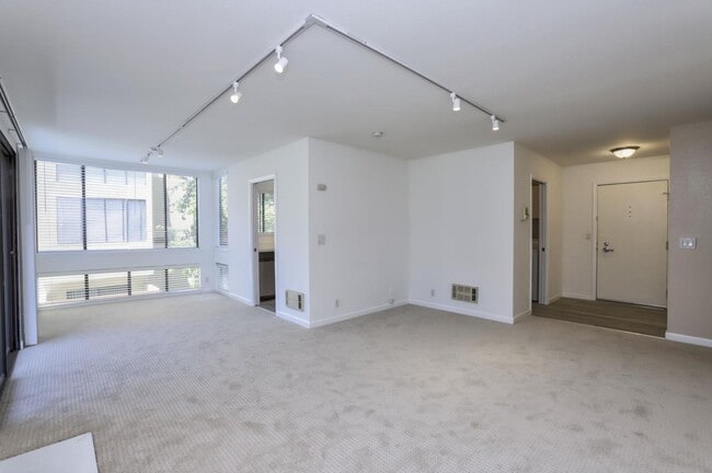 Building Photo - 916 Beach Park Blvd