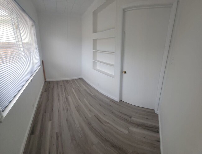 Building Photo - For Rent 3 bed 3 bath Plus 4th room or Off...