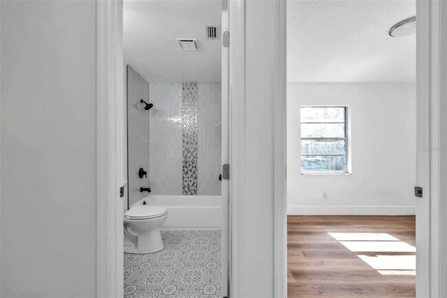 Building Photo - 304 W Idlewild Ave