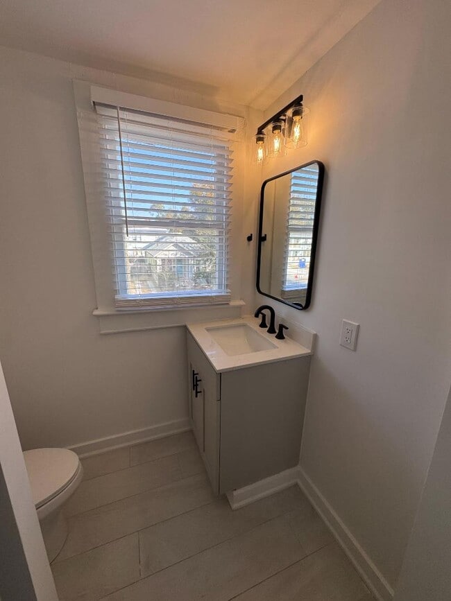 Building Photo - 300 E 3rd St