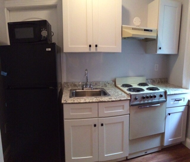 Building Photo - 323 S 46th St