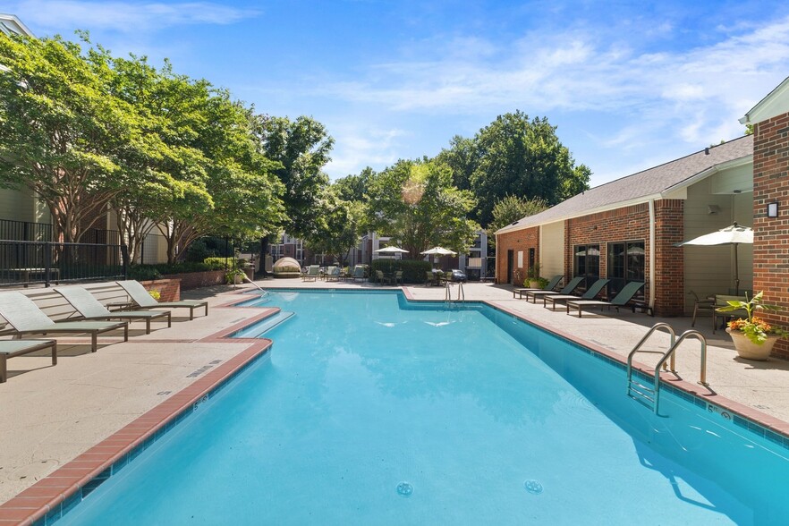 Soak up the sun by our beautiful pool - Windsor Oak Creek