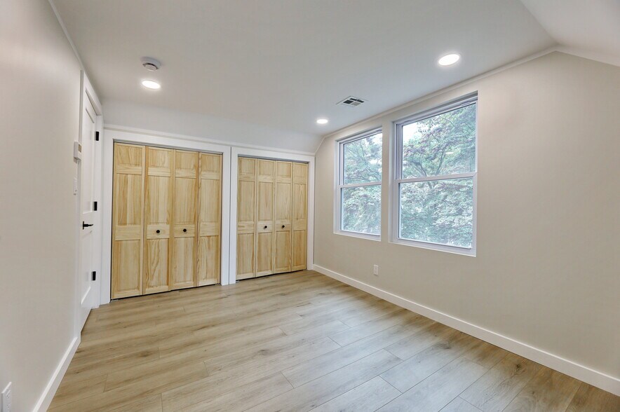 Building Photo - 205 Island Rd