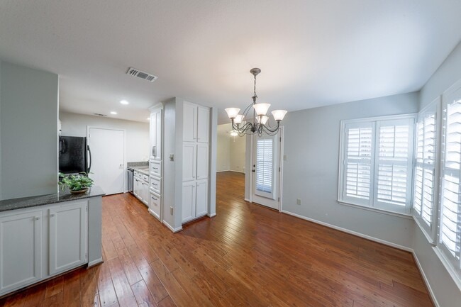 Building Photo - 70 Cokeberry Ct