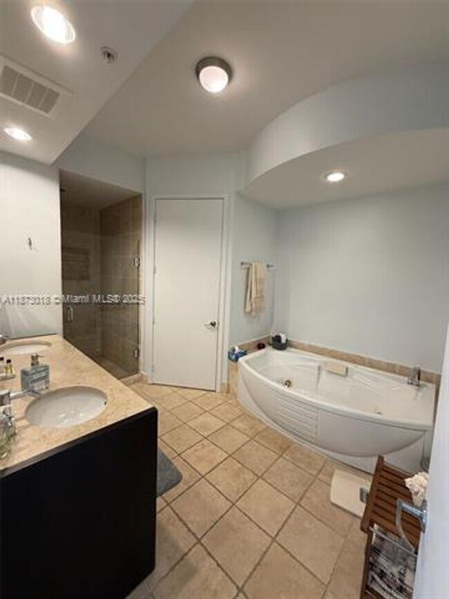 Building Photo - 18201 Collins Ave