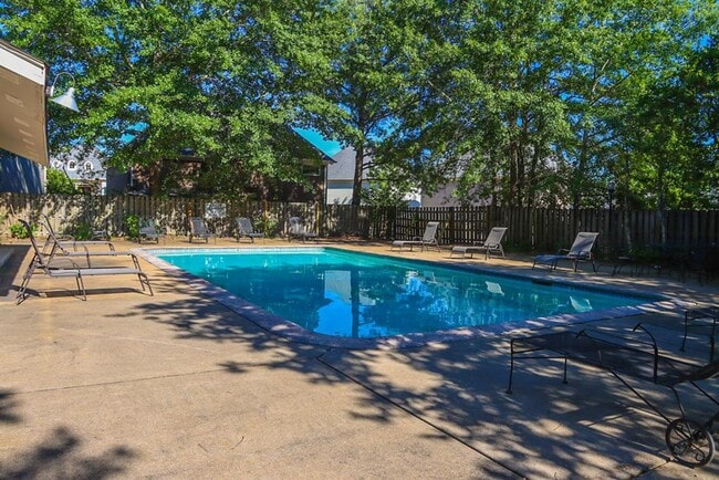 Building Photo - 2 Bedroom 1 Bath Apartment Close to Campus!