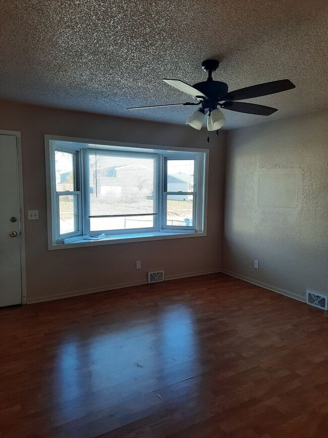 Building Photo - 3 BEDROOM | 2 BATH | HOUSE | SINGLE GARAGE...