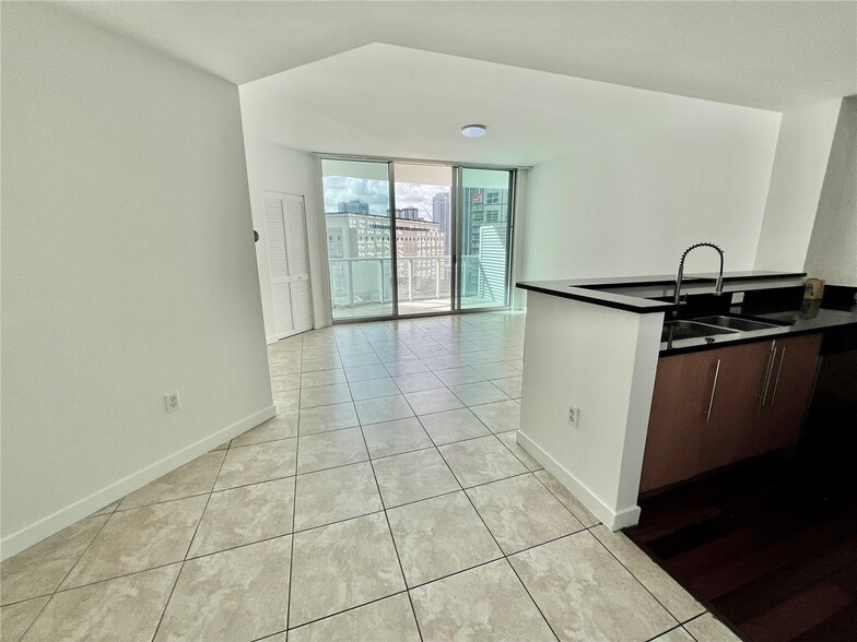 Primary Photo - 300 S Biscayne Blvd