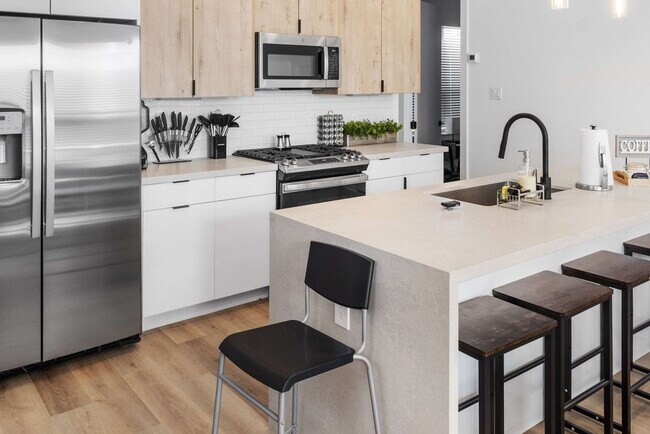 Building Photo - 6740 Peerless St