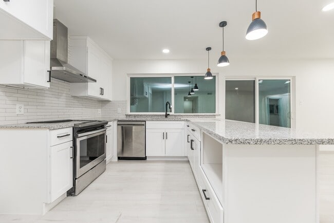 Building Photo - 7115 Falling Waters Dr