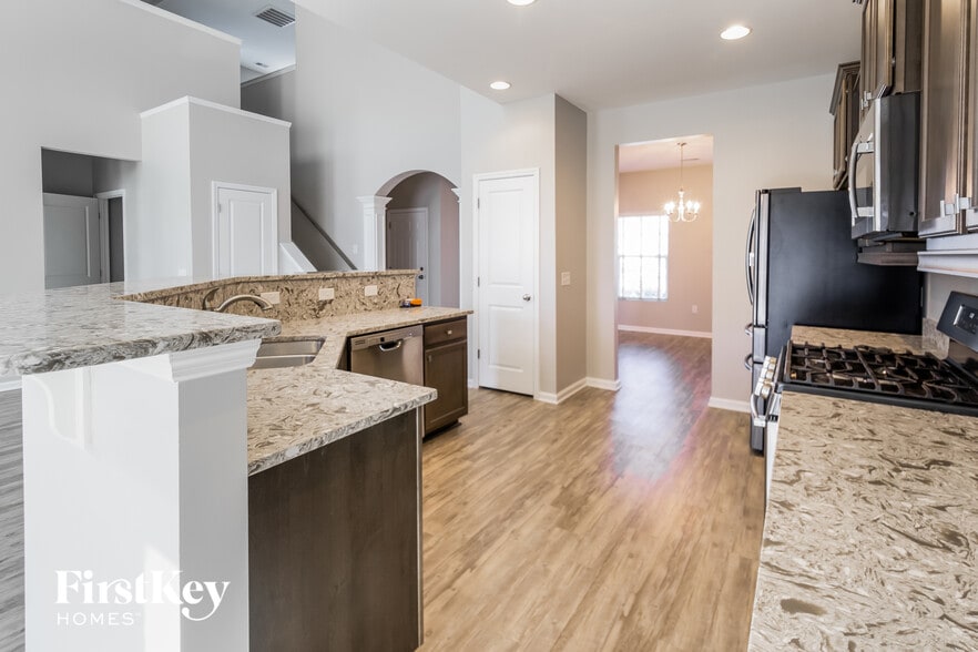 Building Photo - 521 Lateleaf Dr