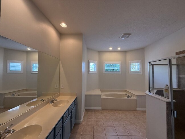 Building Photo - Exquisite 4-Bedroom, 3- Bathroom Home