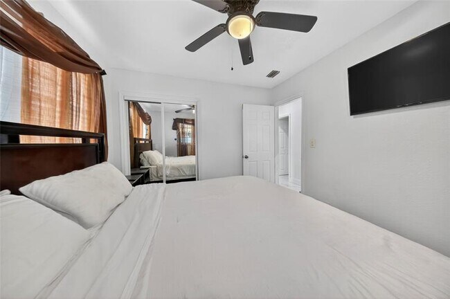 Building Photo - 19621 NW 11th Ct