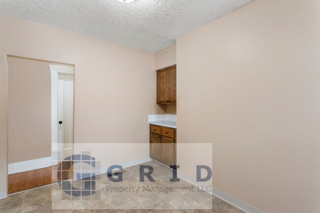Building Photo - GPM657 - SE Raymond Ct. (T1)