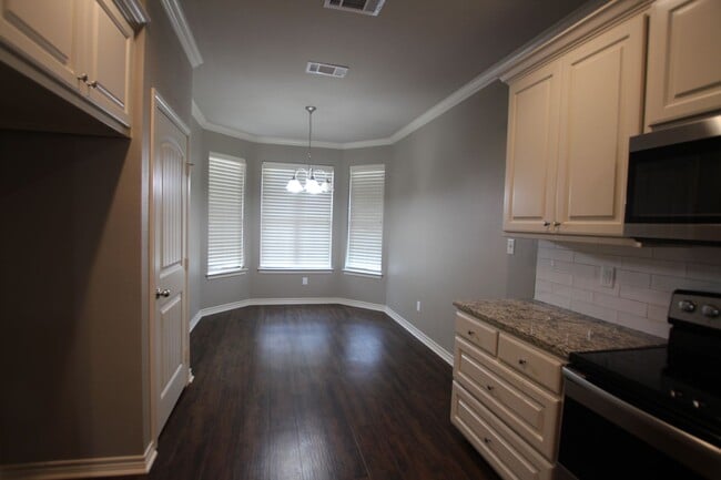 Building Photo - Beautiful 3 Bedroom 2 Bath Home in Guinn E...