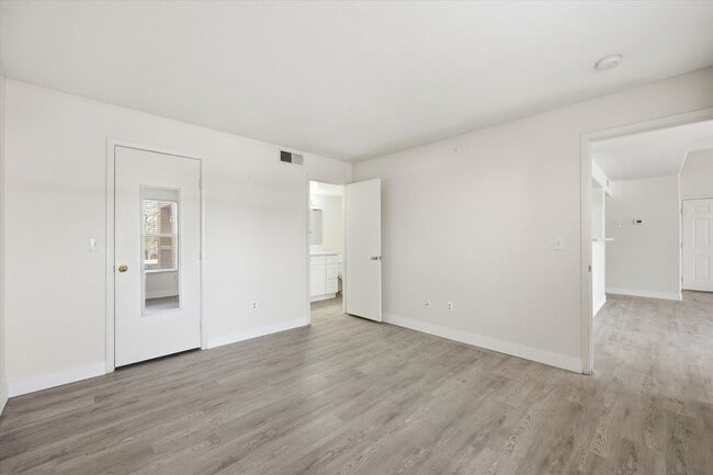 Building Photo - Nice Upgraded 2 Bedroom Condo in Gated Community - Eastern and 215