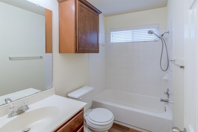 Building Photo - 328 Baldwin St