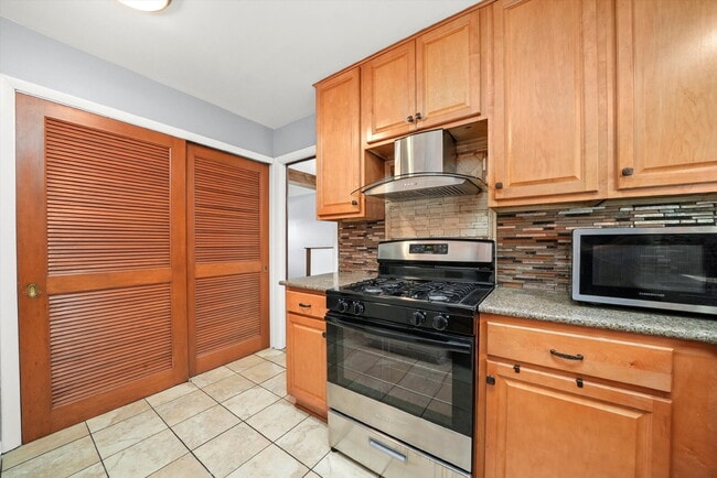 Building Photo - Updated Grayslake Home with Sunroom and Fl...