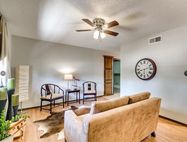 Building Photo - 722 S Meadow Ln