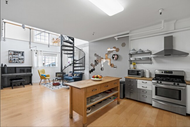 Building Photo - Industrial Chic 3bed/3bath loft style cond...