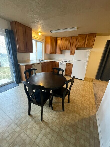 Dining - 3179 E Snowy Owl Rd