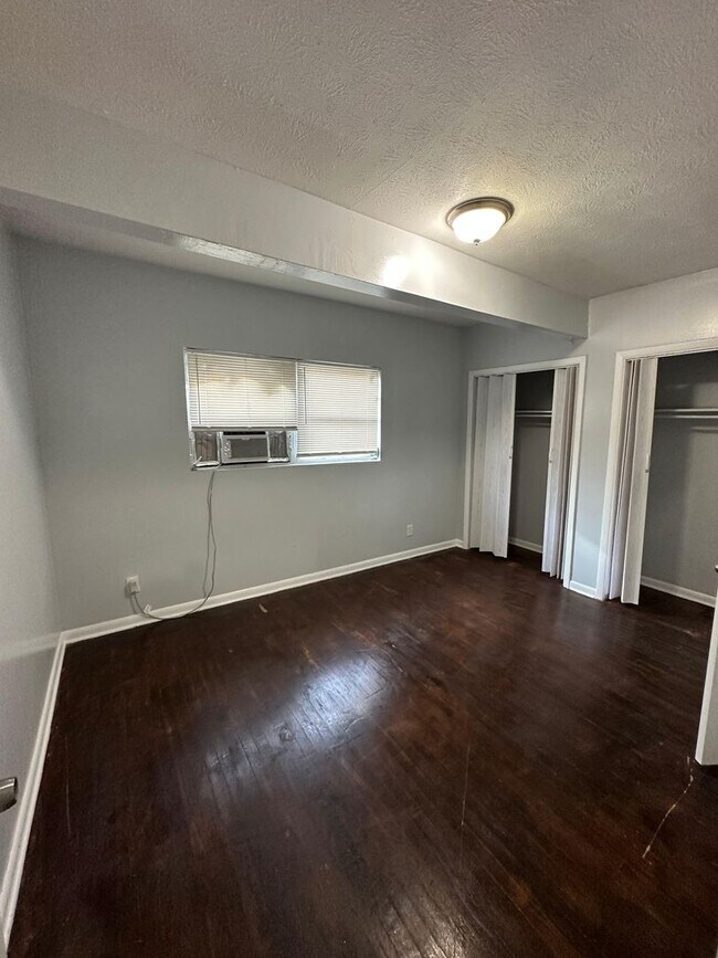 Building Photo - Fully Renovated 2/1 Single Family Ready to Move In!!!