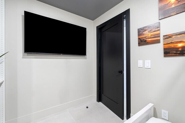 Building Photo - 8743 Thomas Dr