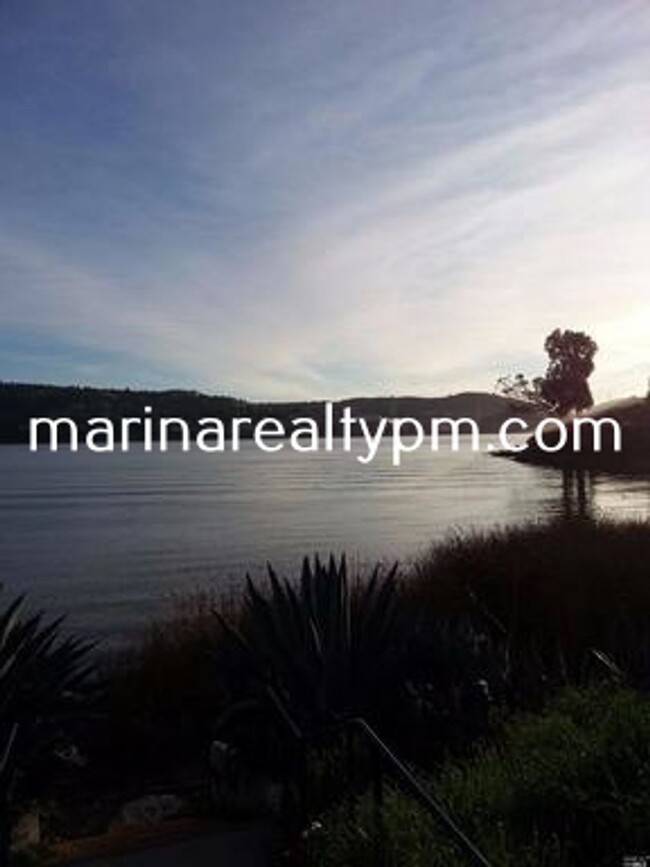 Building Photo - Gorgeous 3 bedroom 2.5 bath 2 story Townho...