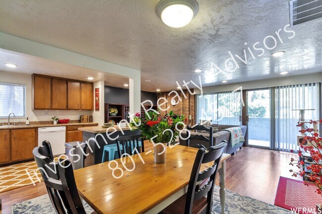 Building Photo - 8136 Cottonwood Hills Cir