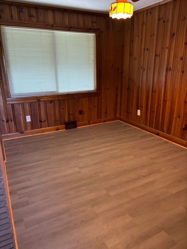 Building Photo - 2 Bedroom 1 Bath Convenient to I-85