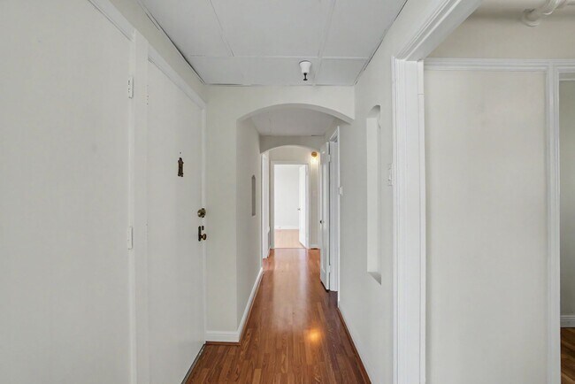 Building Photo - RENOVATED 3BR w/ Dining Room. VIEWS! Parking Avail., FREE Laundry!