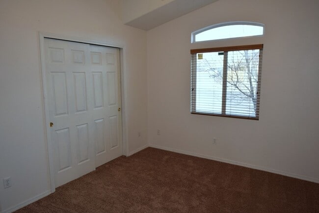 Building Photo - 2BR Plus Bonus Room in the NW!