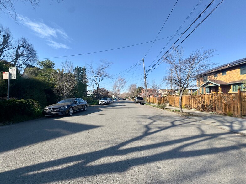 Building Photo - 2733 Russell St