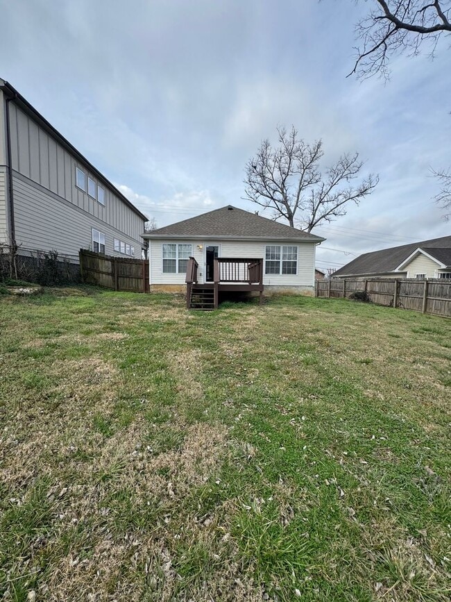 Building Photo - RARE 3-bedroom 2 bath single-family home offers the privacy of a house and a fully fenced in yard...