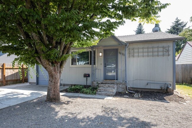 Building Photo - Studio apartment off trendy Alberta St in NE Portland, dishwashsher, washer/dryer included in the...